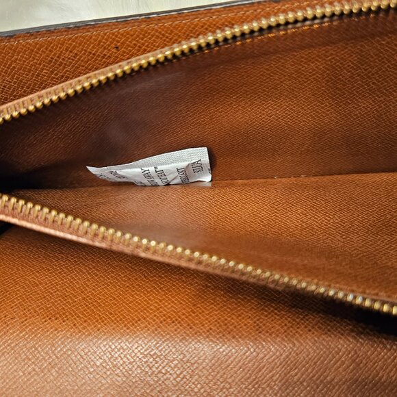 Louis Vuitton Monogram Sarah Wallet - Picture 11 of 14